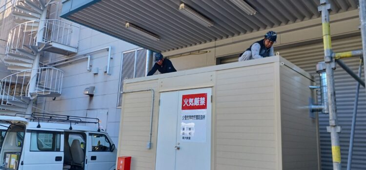 天井遮熱塗装をしています。